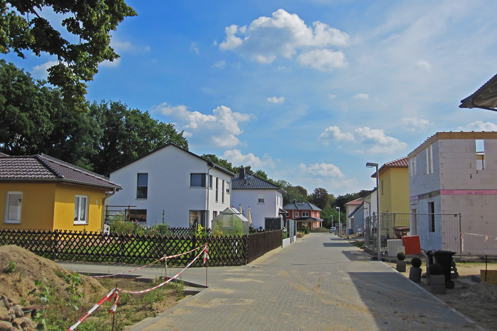 Direkt angrenzend an das denkmalgeschützte Ensemble des Kinder-krankenhauses „Lindenhof“ sowie den ausgedehnten Park des Friedhofs Friedrichsfelde ist in der Kriemhildstraße ein behagliches Siedlungsgebiet mit 27 Baugrundstücken entstanden.
